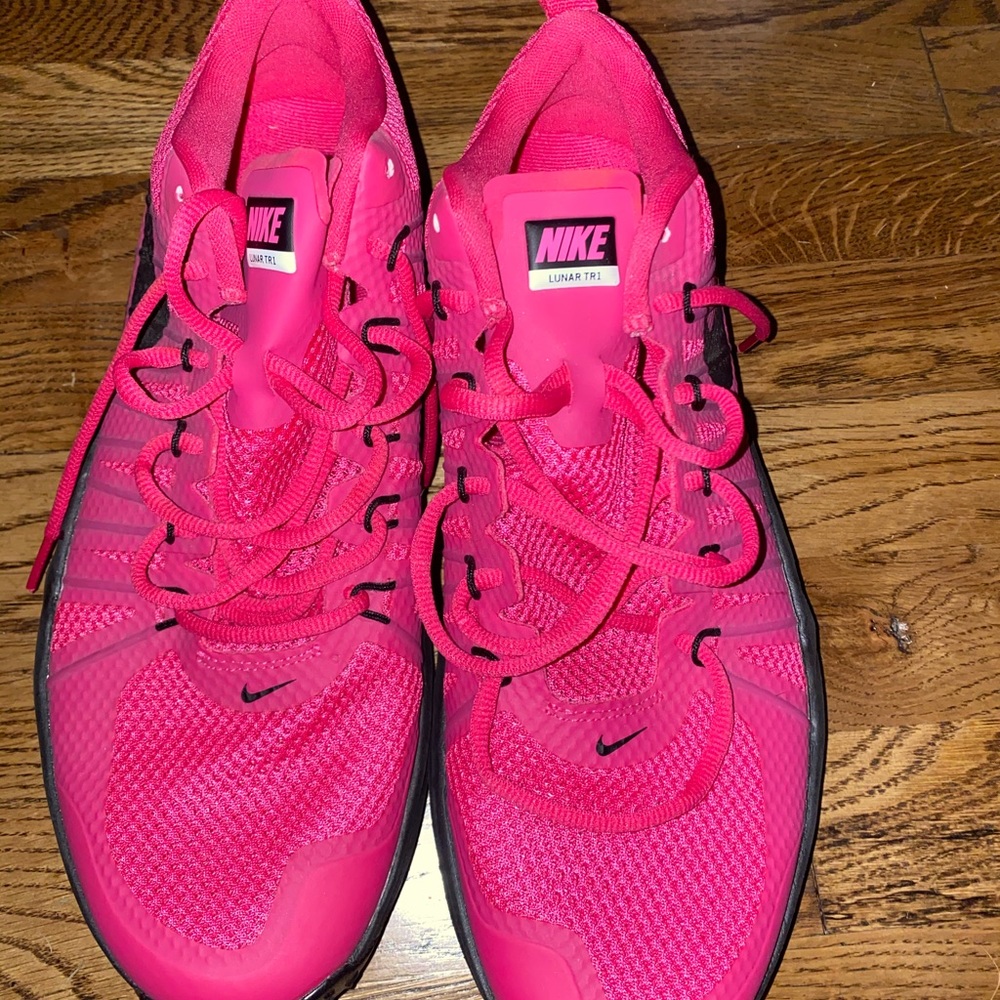 Pink nike tennis shoes